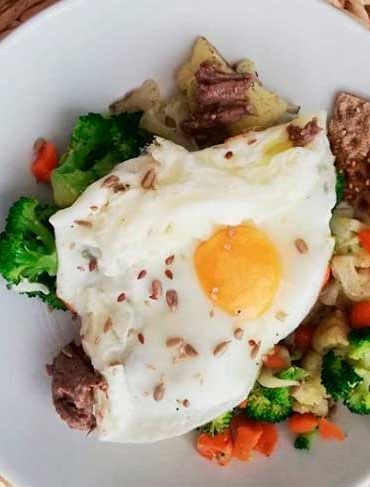 Huevo a la plancha con verduras al vapor